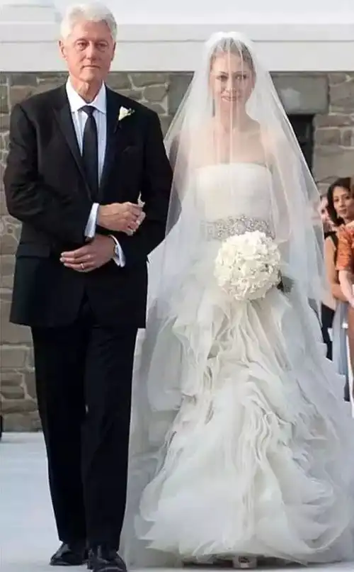 全世界的女人都想穿她的婚纱出嫁得马云赏识,63岁离婚搭上27岁最帅滑冰冠军,堪称人生赢家
