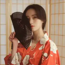 谁有古风女生扇子遮脸的头像有点玩网的味道的,急需谢谢
