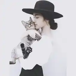 谁可以帮我找一下这张图片一个戴着黑色帽子的女生抱着一只猫
