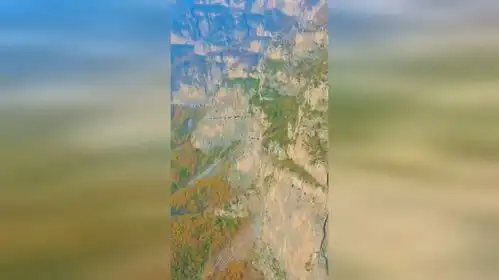 为了走出大山,村民们在悬崖峭壁上手工凿出一条公路
