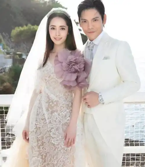 婚纱女王王微微近照曝光,年过七旬保养得当,身材纤细似少女
