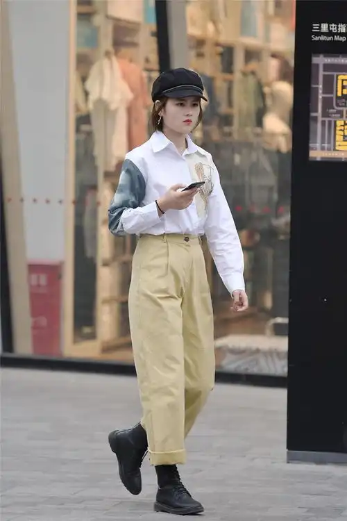 白色太阳镜卡在头发上,凸显了短发女生干练的气质
