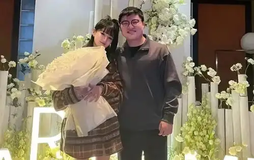 uzi晒出结婚照,妻子分享恋爱心路历程,粉丝送上祝福微笑尴尬了
