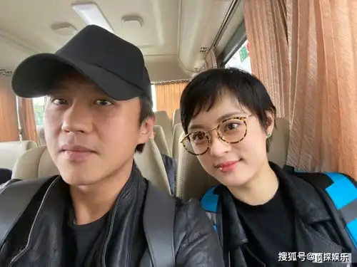 邓超晒夫妻合照提前过七夕,与孙俪情侣装秀恩爱,老夫老妻甜掉牙
