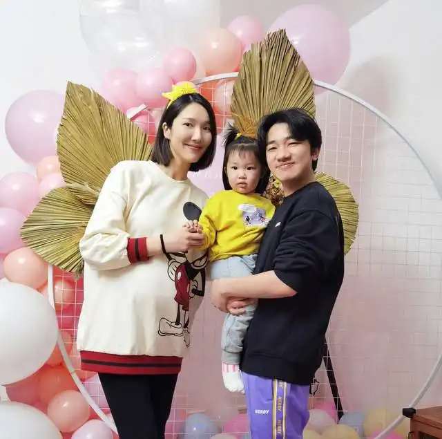 王祖蓝二胎取名王海静,被调侃是大鼻妹,长得和姐姐一模一样
