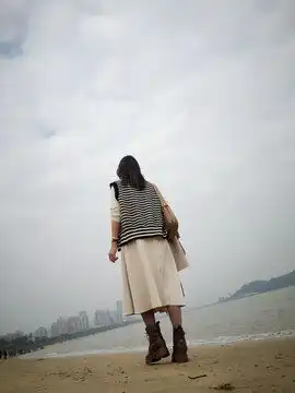 海边行走的美女背影图片素材下载人物百态素材下的女性女人图片素材
