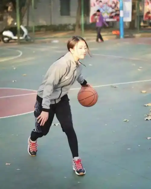 场上纵情挥洒汗水,爱篮球的女孩我喜欢
