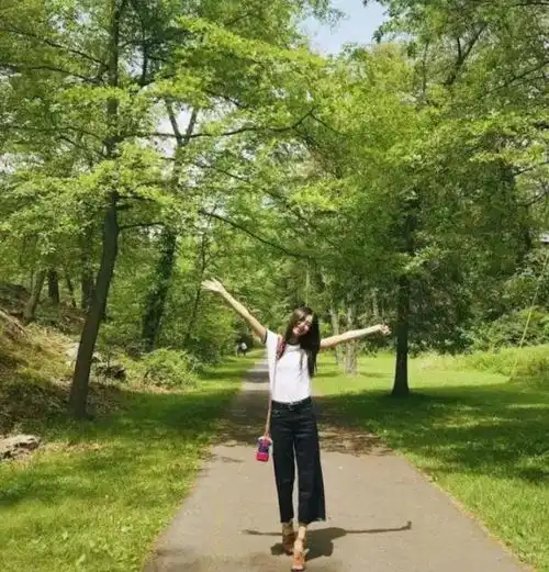 适合女生旅游使用的8个拍照姿势,拍好美翻朋友圈

