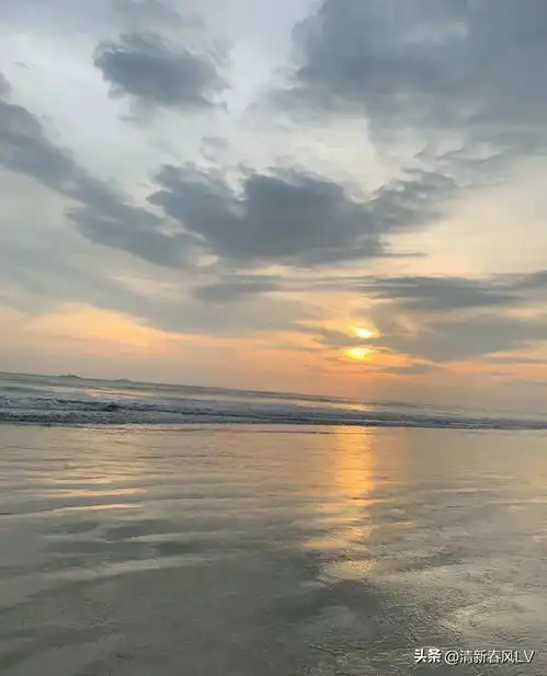 夕阳余晖中,海边比基尼美女的风情
