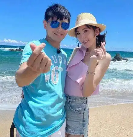 49岁男神林志颖也老了,脸颊浮肿认不出,五五身材有点辣眼睛
