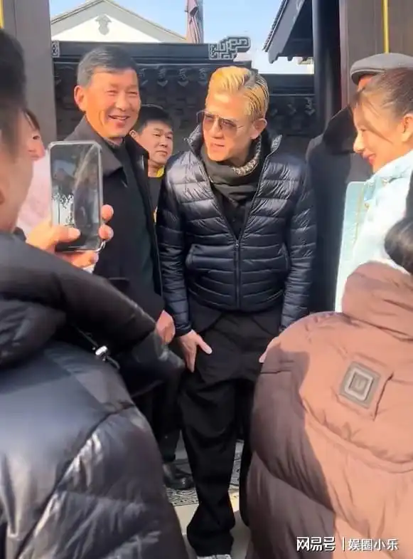 郭富城陪方媛回老家拜年59岁郭富城和57岁岳父同框,画面就尴尬了
