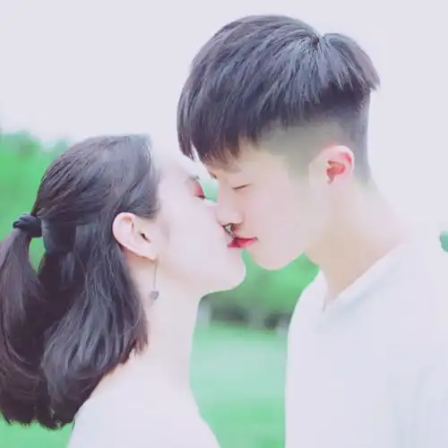 红唇轻吻
