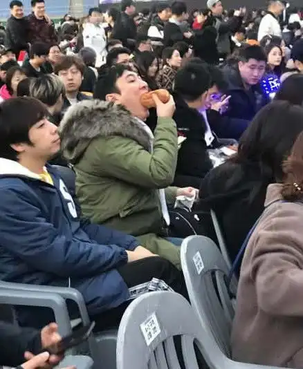 马蓉这次真火了一张被打自拍照被无数人模仿,这姿势一般人不会
