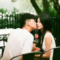 情侣接吻头像
