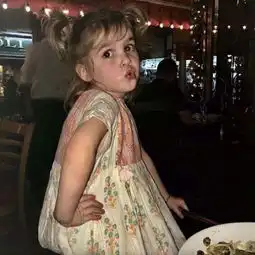 女生头像可爱呆萌小孩真人侧脸小女孩头像
