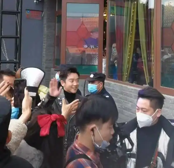 郑恺带苗苗回娘家,两人穿情侣装现身火锅店,苗苗气色好状态佳
