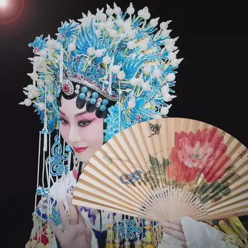弘扬民族文化,传承戏曲精髓郑州18中举行戏曲进校园活动

