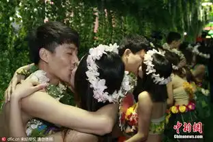 杭州90后情侣雨中激吻集体裸婚
