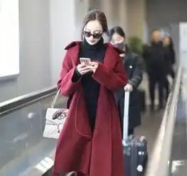 selina花旗袍搭黑衫似民国老奶奶,而关晓彤就是你平时出门的样子
