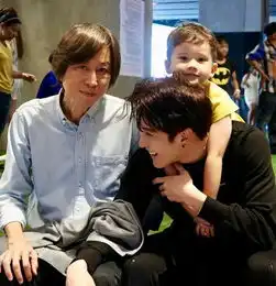 mike晒妈妈送机,母子俩意外穿成了亲子装,但像极了情侣

