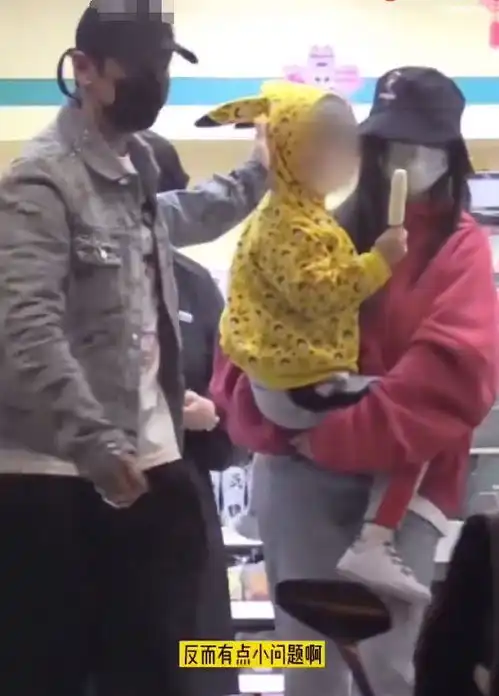 baby低调秀恩爱,穿黄晓明北电校服现身片场,夫妻二人幸福如初
