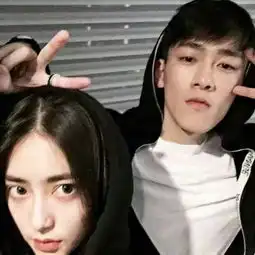 超拽甜蜜个性情侣头像合照一人一张总是想莫名其妙的关心你
