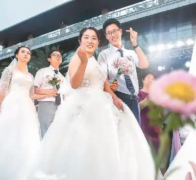 战疫情侣集体婚礼
