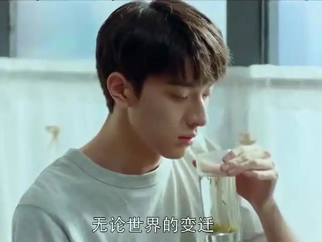 姑娘舍不得男友出国,化身牛皮糖,小情侣变异地恋
