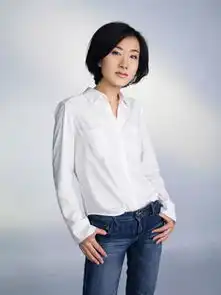 从央视离职到凤凰台,成为最著名新闻主播,和央视主播老公很恩爱
