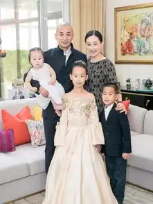 赵文卓妻子送儿女上学三萌娃手牵手画面温馨可爱
