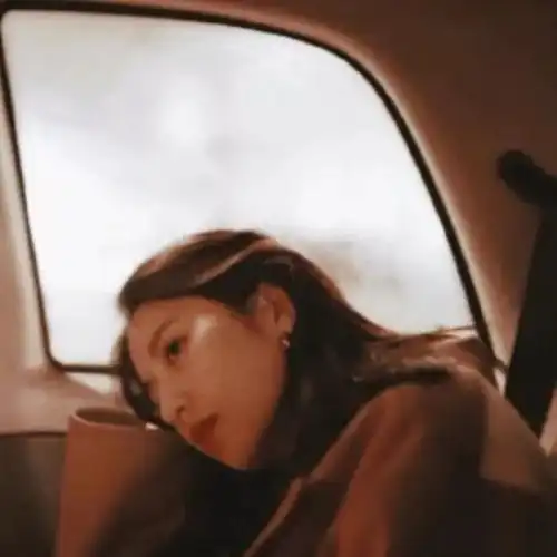 复古风似曾相识的温柔女生头像
