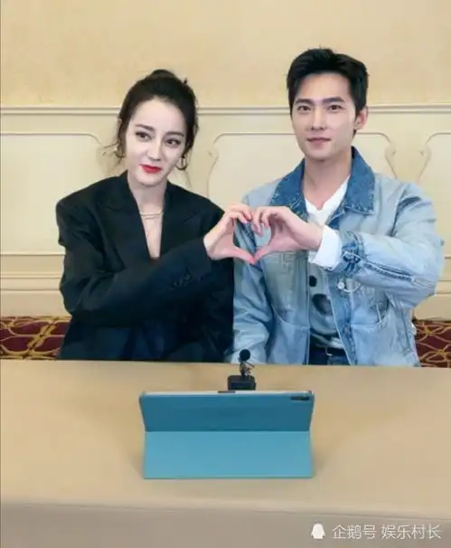 杨洋迪丽热巴同游迪士尼,情侣式游玩堪称七夕典范,回家后还有一波甜蜜
