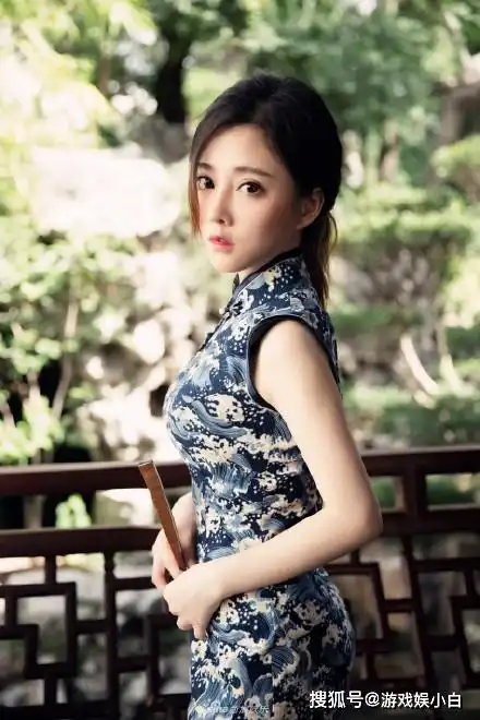 冯提莫与王丽坤旗袍装在线比美,儒雅清秀不俗,网友各有千秋
