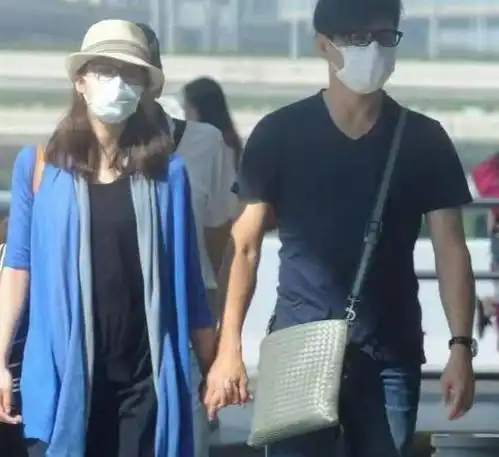 刘诗诗吴奇隆牵手走机场,穿基础款气质仍高级,网友直呼接地气
