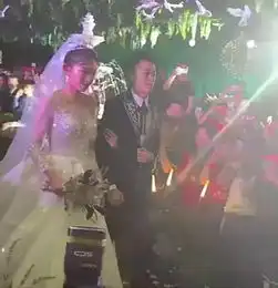 牌伊结婚太有牌面,直升机都不算啥,二驴的随礼金额惊呆众人

