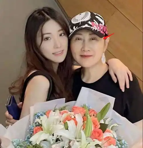 张凯丽母女同框精修图像姐妹生图如祖孙,女儿颜值不差没辨识度
