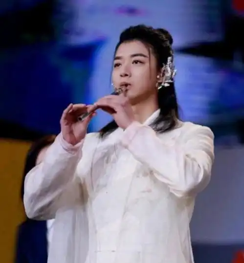 有种整容叫火风儿子,剪掉长发后判若两人,网友要这样早红
