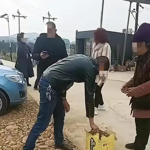 四川一男子路边倒着酒,200元包厢唱歌4小时,老板送的酒不让带走
