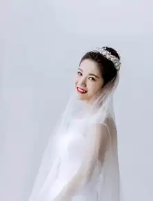 新娘丸子头搭配头纱少女感爆棚,笑容好暖
