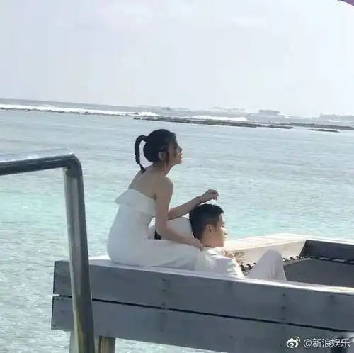 陈晓陈妍希友拍婚纱照露美背,网友背黑的跟泥鳅一样,哪里美了
