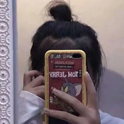 手拿手机拍照挡脸女生头像,可爱女生手遮脸
