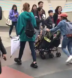 jasper戴口罩出游,坐双人推车,掉东西被认出,分头行动
