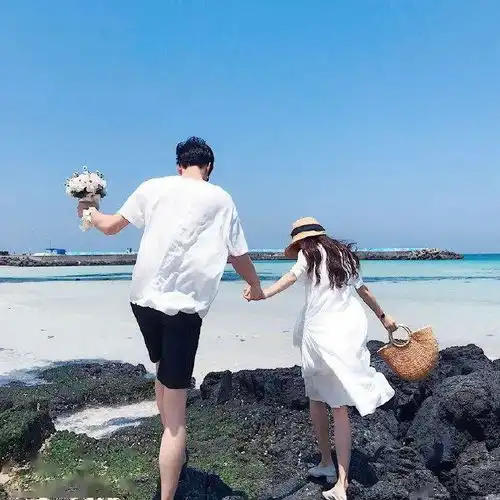 情侣头像我总觉得手上的糖肯定不如你嘴里的甜
