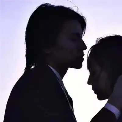 陈涵被人放在心尖上的女孩大概情侣头像我要个性网

