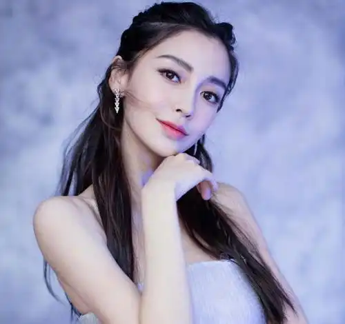 杨颖穿搭简约又时尚,身穿鱼鳞浴巾裙,搭配更显女神范儿
