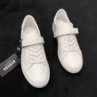 配双情侣鞋撒一大把狗粮
