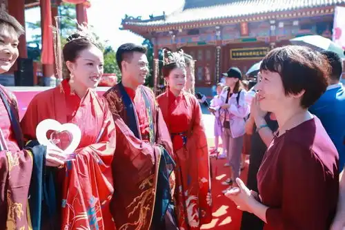 二附院最美战疫情侣集体婚礼在华清宫举行
