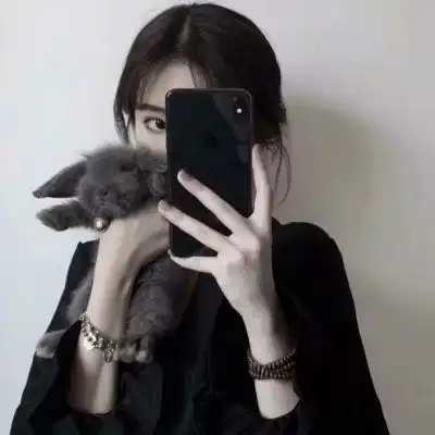 手拿手机拍照挡脸女生头像,可爱女生手遮脸
