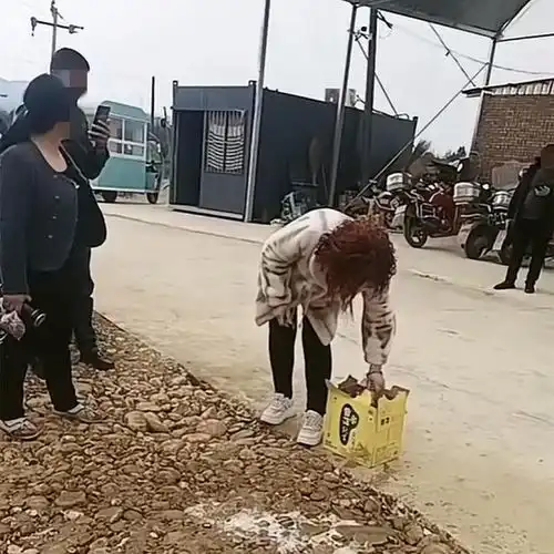 四川一男子路边倒着酒,200元包厢唱歌4小时,老板送的酒不让带走

