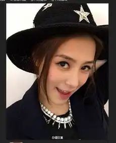 阿娇晒自拍美照穿黑衣戴黑帽开心甜笑图
